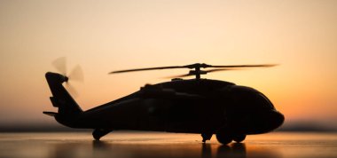 gün batımında askeri helikopter silueti. Sanat dekorasyonu.