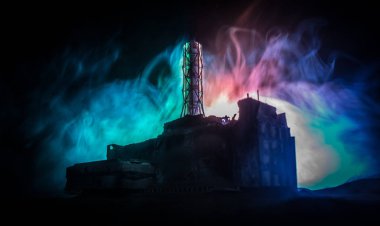 Yaratıcı sanat dekorasyonu. Geceleri Çernobil nükleer santrali. Nükleer reaktör patlamasından sonra terk edilmiş Çernobil istasyonunun düzeni.