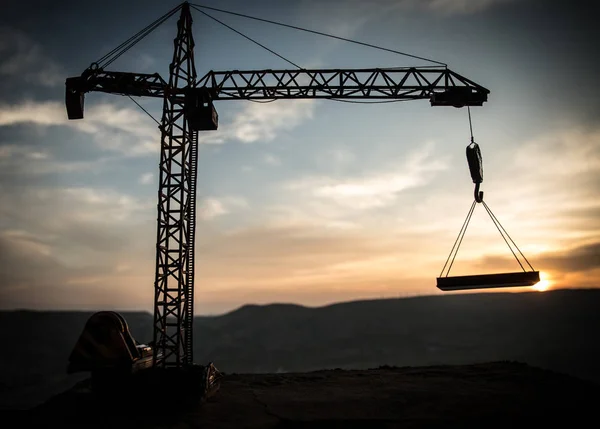 Resumo Fundo industrial com silhueta de guindaste de construção sobre incrível céu pôr do sol. Torre guindaste contra o céu da noite. Linha do horizonte industrial — Fotografia de Stock