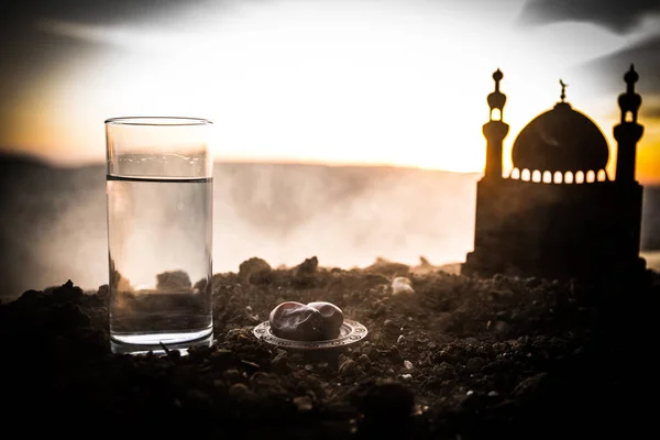 Air dan tanggal. Iftar adalah makanan malam. Pemandangan dekorasi Ramadan Kareem di atas pasir. Kartu ucapan meriah, undangan untuk hari libur Muslim . — Stok Foto