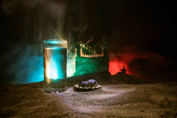 Voda a datle. Iftar je večerní jídlo. Pohled na dekoraci dovolená v Ramadan Kareem na písku. Slavnostní přání, Pozvánka na muslimský holyden. — Stock fotografie