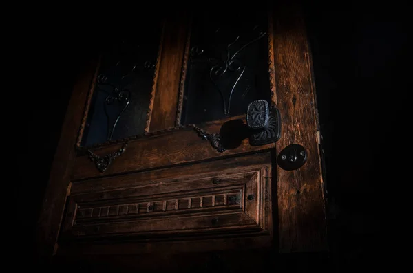 Close-up uitzicht op oude antieke houten deur binnen donkere kamer. Selectieve focus — Stockfoto