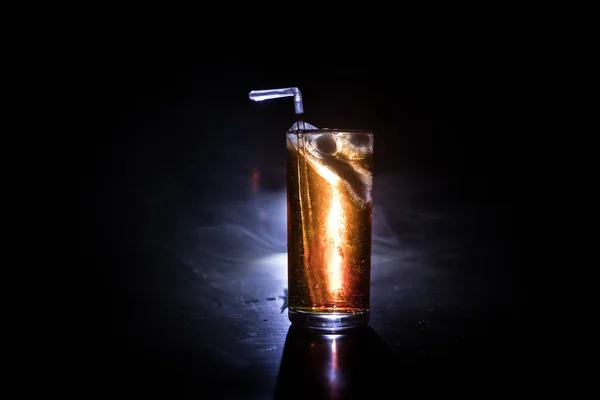 カクテルグラスは、暗い色調のスモーキーな背景やガラスのカラフルなカクテルに飛び散ります。パーティークラブのエンターテイメント。混合光. — ストック写真