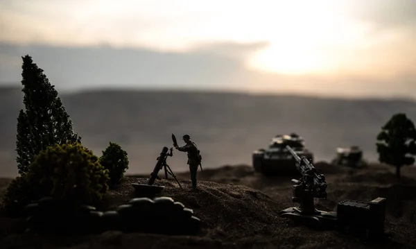 Conceito de Guerra. silhuetas militares lutando cena na guerra nevoeiro céu fundo, — Fotografia de Stock