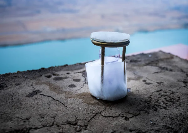 실루엣 모래 시계는 마지막 햇빛에 손 포켓 시계에 붕괴 (시간을 낭비의 개념) 로열티 프리 스톡 이미지