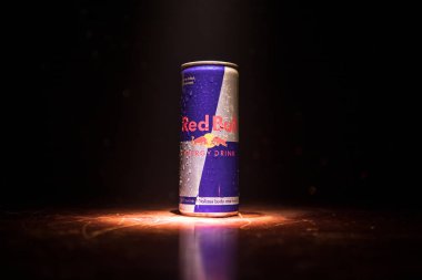 Bakü, Azerbaycan - 20 Nisan 2018: Red Bull classic 250 ml koyu tonlu sisli arka plan üzerinde olabilir. Red Bull Avusturyalı şirket tarafından satılan bir enerji içeceği