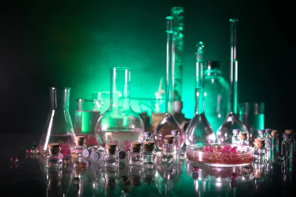 Θέμα φαρμακευτικής και χημείας. Δοκιμαστική φιάλη γυαλιού με διάλυμα στο ερευνητικό εργαστήριο. Επιστήμη και ιατρικό υπόβαθρο. Εργαστηριακοί σωλήνες δοκιμής σε σκούρο τονισμένο φόντο — Φωτογραφία Αρχείου