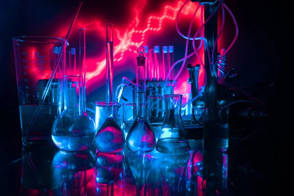 Pharmazie und Chemie. Testflasche mit Lösung im Forschungslabor. Wissenschaft und medizinischer Hintergrund. Labor-Reagenzgläser auf dunklem Hintergrund — Stockfoto