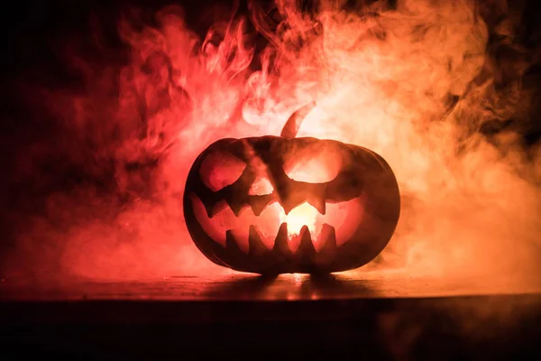 Sorriso de abóbora de Halloween e olhos raspados para noite de festa. Close-up vista de assustador Halloween abóbora com olhos brilhando dentro de fundo preto . — Fotografia de Stock