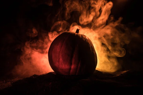 Tema de Halloween com abóbora contra fundo escuro fumegante. Espaço vazio para texto — Fotografia de Stock