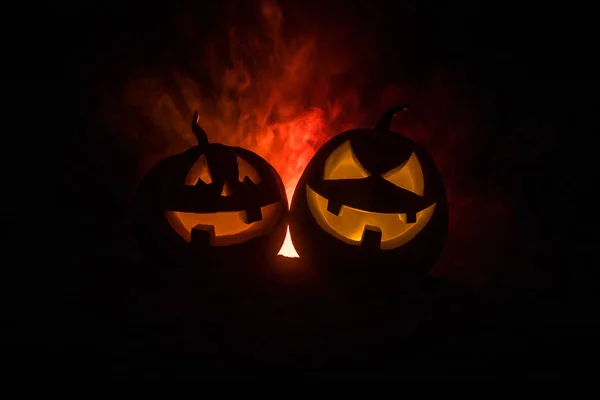 Gruppo di Halloween Jack o Lanterne di notte con uno sfondo rustico scuro nebbioso tonico — Foto Stock