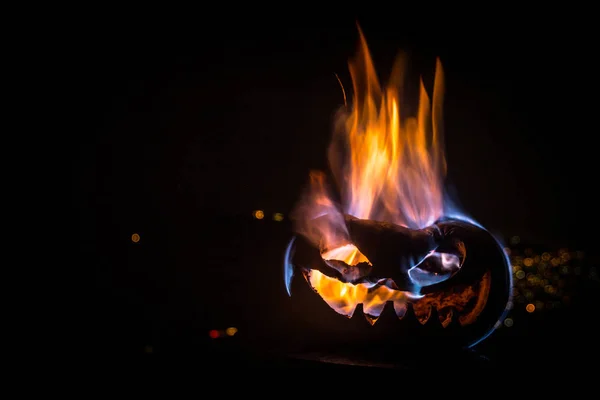 Хэллоуинская тыквенная улыбка и страшные глаза для вечеринок. Крупный план страшной тыквы Хэллоуина с глазами, светящимися внутри на черном фоне . — стоковое фото