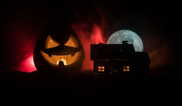 Horror vista de la calabaza de Halloween con cara sonriente de miedo. Linterna de gato de cabeza con edificio espeluznante — Foto de Stock