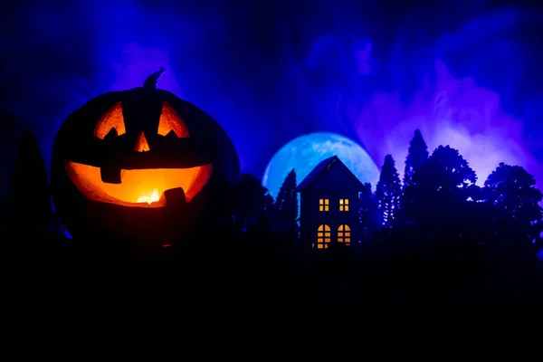 Korkunç gülümseyen yüz ile Halloween kabak Korku görünümü. Ürkütücü bina ile Head jack fener — Stok fotoğraf