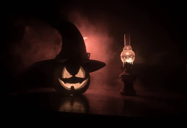 Conceito de Halloween horrível. Queimando lâmpada de óleo velha na floresta à noite. Cenário noturno de uma cena de pesadelo. Foco seletivo . — Fotografia de Stock