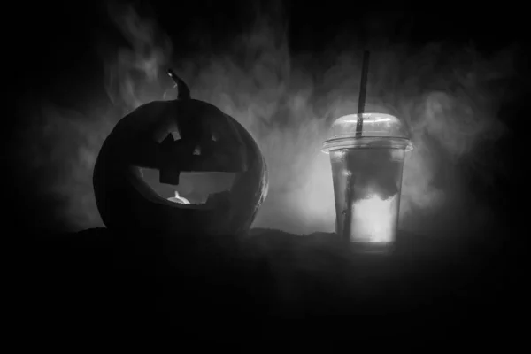 Halloween pumpa apelsin cocktails. Festlig dryck. Halloween-fest. Rolig pumpa med en cocktail. Selektivt fokus — Stockfoto