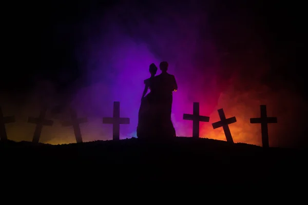 Απόκριες. Τρομακτικό ζόμπι νύφη σε ένα νεκροταφείο νύχτα κατέχει ένα φανάρι κολοκύθας. — Φωτογραφία Αρχείου