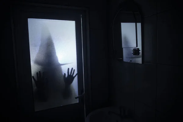 Silueta de horror de mujer en ventana. concepto de Halloween miedo silueta borrosa de bruja en el baño. Enfoque selectivo — Foto de Stock