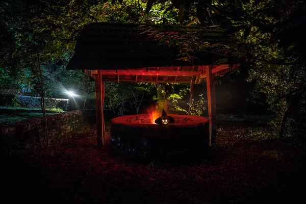 Abóboras de Halloween em madeira em uma floresta assustadora à noite — Fotografia de Stock