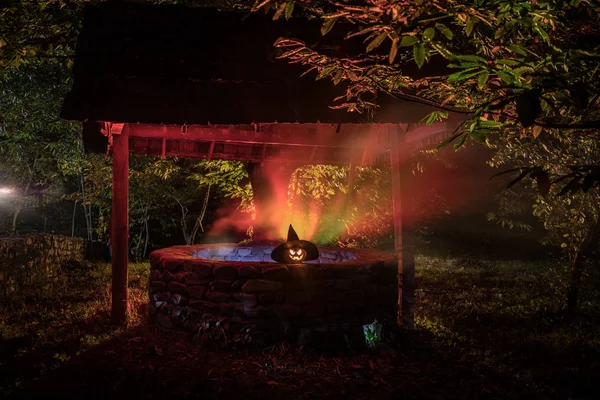 Halloween-Kürbisse auf Holz in einem gruseligen Wald bei Nacht — Stockfoto