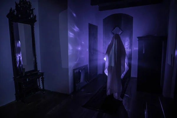 Horror sziluettje szellem belsejében sötét szobában tükör ijesztő ha — Stock Fotó