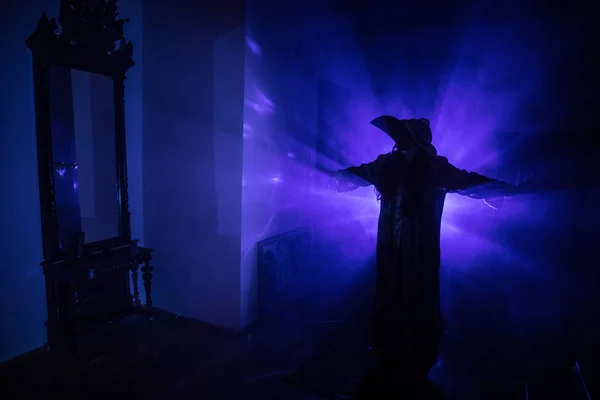Horror sylwetka ducha wewnątrz ciemnego pokoju z lustrem straszny Halloween koncepcja sylwetka wiedźmy wewnątrz Nawiedzony dom z mgłą i światłem na tle. — Zdjęcie stockowe