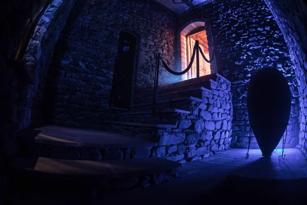 Wnętrze starej creepy opuszczonej rezydencji. Schody i kolumnada. Ciemne schody zamkowe do piwnicy. Spooky Dungeon kamienne schody w starym zamku. — Zdjęcie stockowe