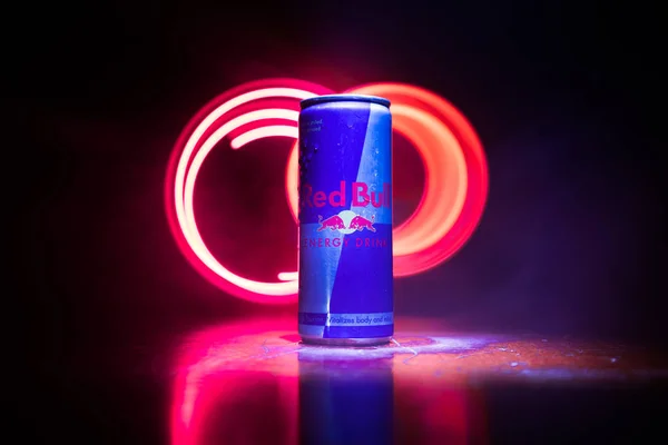 Bakoe, Azerbeidzjan-20 april 2018: Red Bull Classic 250 ml kan op donkere toned mistige achtergrond. Red Bull is een energiedrank verkocht door Oostenrijks bedrijf — Stockfoto