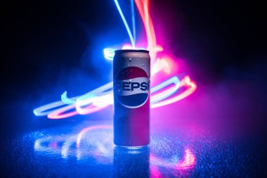 Bakü, Azerbaycan - 20 Nisan 2019 : Pepsi koyu tonlu sisli arka plana karşı olabilir. Pepsi Pepsi şirketi tarafından üretilen gazlı meşrubat