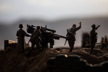 Savaş Konsepti. Savaş sisli arka planında askeri siluetler savaş sahnesi,