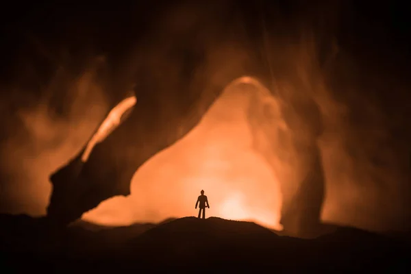 Dekoration mit Tierknochen. Silhouette in einer unterirdischen verlassenen Krypta. Mann steht vor Höhleneingang — Stockfoto