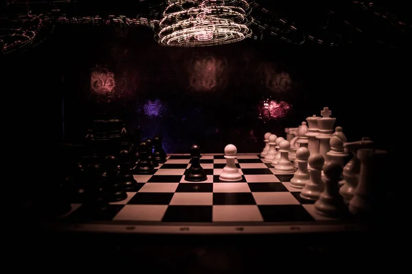 Шахова настільна гра концепція бізнес-ідей та конкуренції. Шахові фігури на темному фоні з димом та туманом. — стокове фото