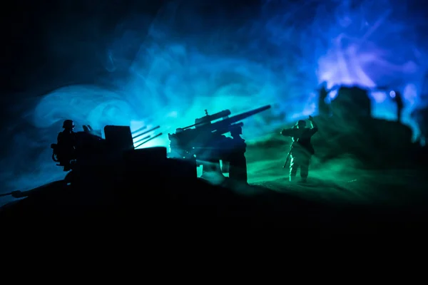 Концепция войны. Военные силуэты сцены боевых действий на фоне тумана войны небо фоне, — стоковое фото