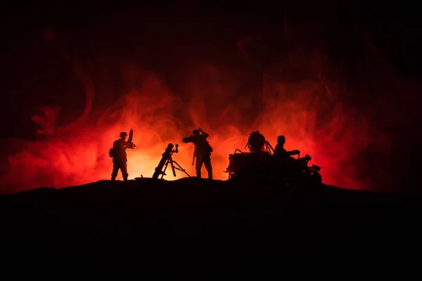 Conceito de Guerra. silhuetas militares lutando cena na guerra nevoeiro céu fundo, — Fotografia de Stock