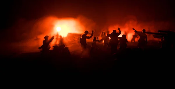 Concept de guerre. Silhouettes militaires scène de combat sur fond de brouillard de guerre ciel, — Photo