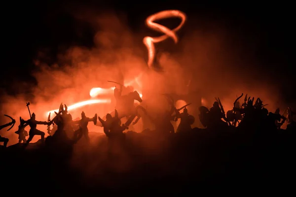 Cena de batalha medieval com cavalaria e infantaria. Silhuetas de figuras como objetos separados, luta entre guerreiros em fundo enevoado tonificado escuro com castelo medieval . — Fotografia de Stock