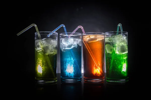 Barda limon ile renkli çekim koleksiyonu; kireç ile alkol mini kokteyl atıcılar seti; — Stok fotoğraf