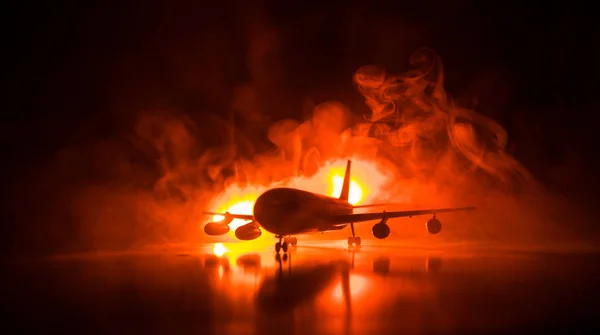 Decoración de obra. Avión de pasajeros blanco listo para despegar de la pista del aeropuerto. Silueta de aviones durante la noche . —  Fotos de Stock