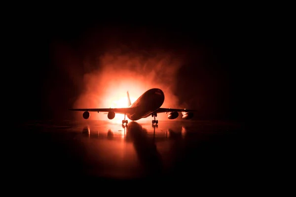 Decoración de obra. Avión de pasajeros blanco listo para despegar de la pista del aeropuerto. Silueta de aviones durante la noche . —  Fotos de Stock