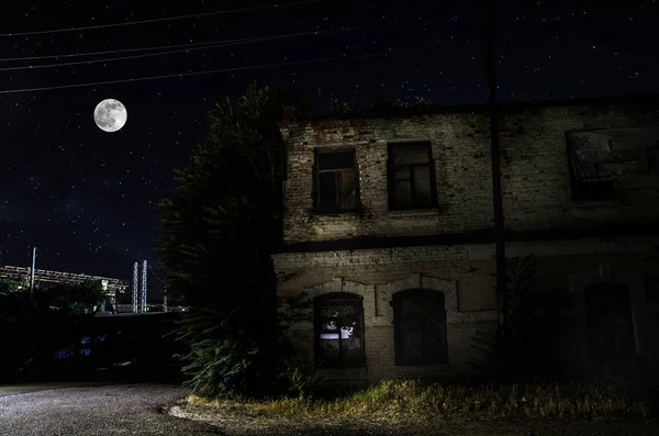 夜のかなりの村の上に満月。ライトと旧市街街の美しい夜景。ロシア — ストック写真