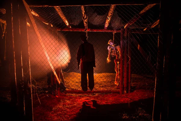 Korku görünümü (gece) akşam intihar dekorasyon ağaca asılmış bir kız. Ölüm cezası infaz veya intihar soyut fikir. Farklı arka plan dekorasyon