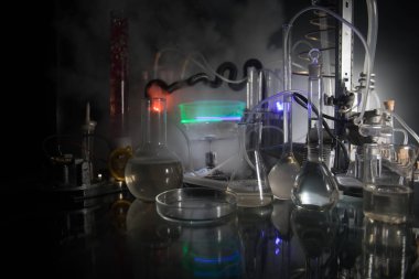 Eczacılık ve kimya teması. Araştırma laboratuvarında solüsyon lu cam şişesi test edin. Bilim ve tıbbi geçmiş. Koyu tonlu arka plan üzerinde laboratuvar test tüpleri