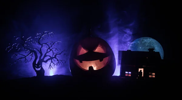 Vista dell'orrore della zucca di Halloween con la faccia sorridente spaventosa. Lanterna jack testa con edificio spettrale — Foto Stock