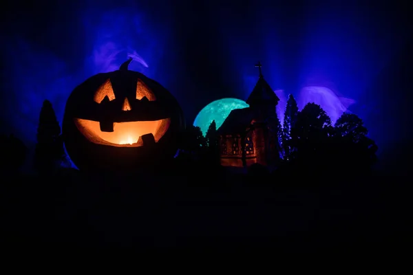 Vista dell'orrore della zucca di Halloween con la faccia sorridente spaventosa. Lanterna jack testa con edificio spettrale — Foto Stock