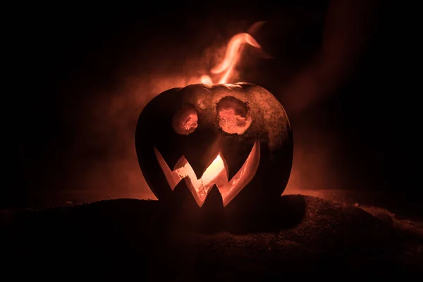 Хэллоуинская тыквенная улыбка и страшные глаза для вечеринок. Крупный план страшной тыквы Хэллоуина с глазами, светящимися внутри на черном фоне . — стоковое фото