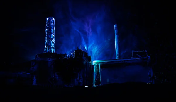 창조적 인 예술 작품 장식. 밤에 체르노빌 원자력 발전소. 원자로 폭발 후 버려진 체르노빌 기지 의 레이아웃. — 스톡 사진