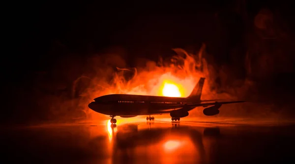 Decoración de obra. Avión de pasajeros blanco listo para despegar de la pista del aeropuerto. Silueta de aviones durante la noche . —  Fotos de Stock