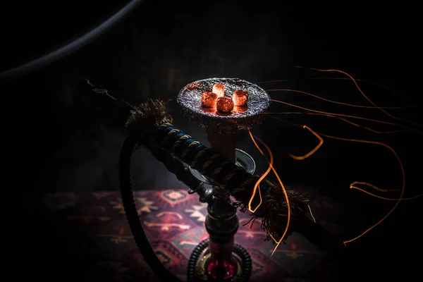 Carbón caliente de Hookah en un tazón de shisha sobre un fondo de niebla oscura. Elegante shisha oriental . — Foto de Stock