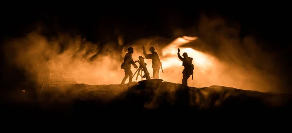 Concept de guerre. Silhouettes militaires scène de combat sur fond de brouillard de guerre ciel, — Photo