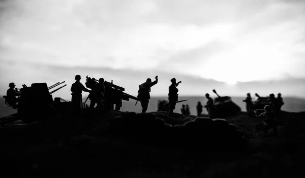 Conceito de Guerra. silhuetas militares lutando cena na guerra nevoeiro céu fundo, — Fotografia de Stock